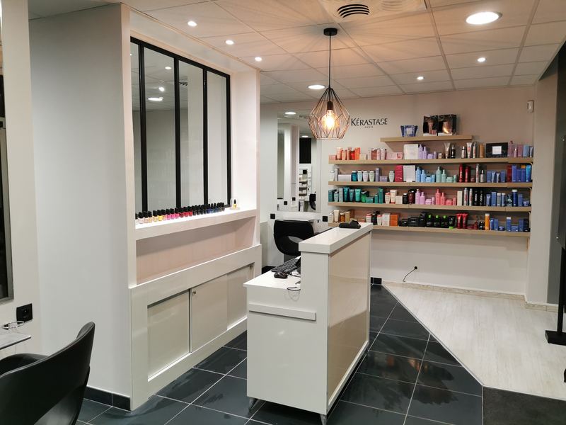 Le comptoir et le mur de produits du salon de Bréal-sous-Montfort