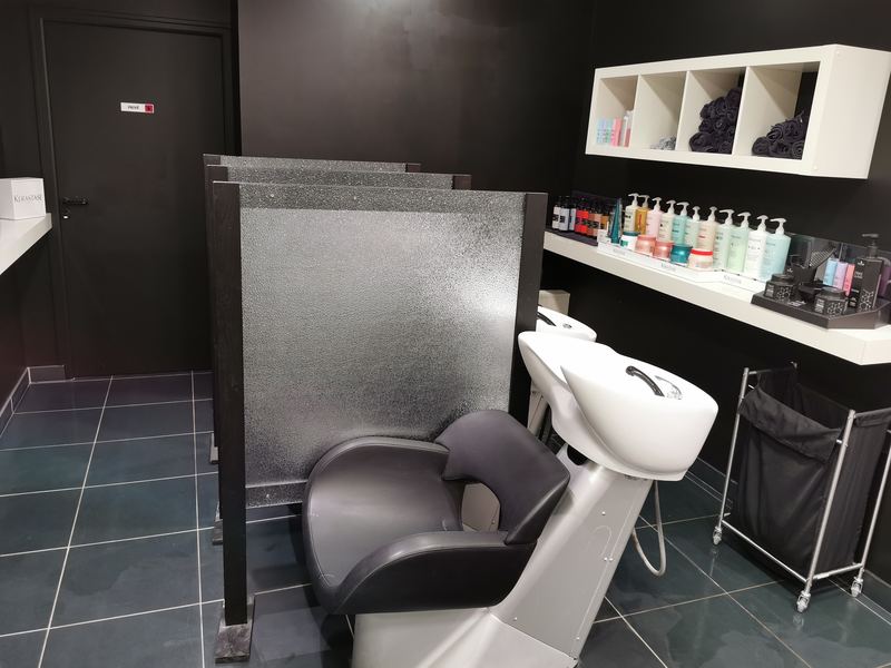 Les bacs à shampoing du salon de Bréal-sous-Montfort et les soins Keune