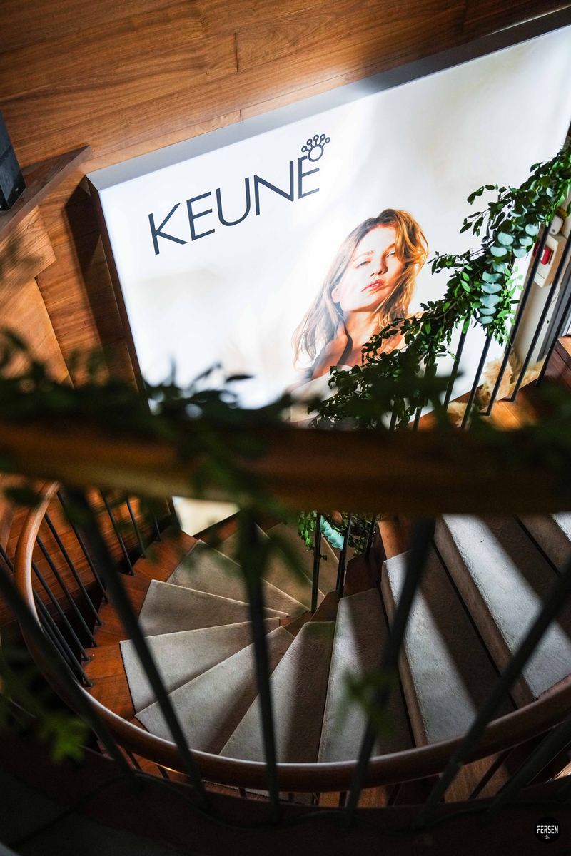 L'escalier en bois d'Unic et le panneau Keune