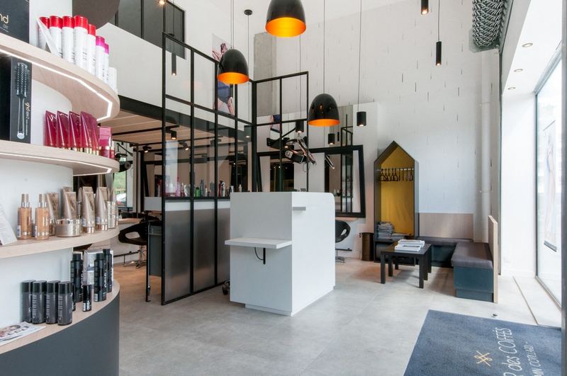 L'accueil du salon de Rennes Gayeulles, étagères de soins et luminaires