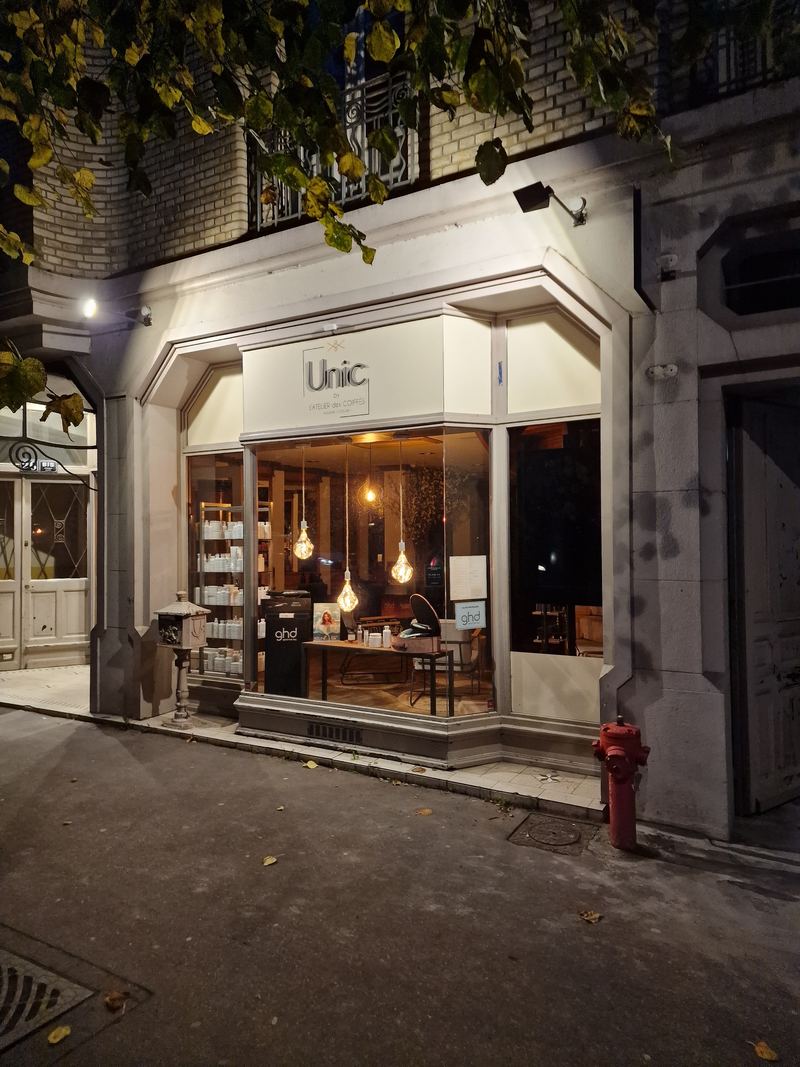 La devanture d'Unic by l'atelier des coiffés, boulevard de la Liberté, le soir